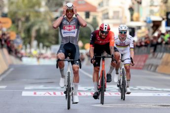 Sanremo: van der Poel fa il bis, vince in volata su un gigantesco Ganna e Pogacar