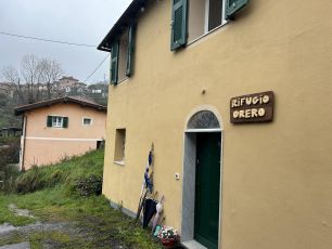 Serra Riccò: a Orero l'ex scuola posto tappa per l'Alta Via dei Monti Liguri, l'inaugurazione