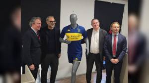 Genoa, ecco la quarta maglia in omaggio al Boca. Blazquez: "Verrà indossata contro la Juventus, partita trasmessa anche negli USA"