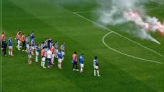Sampdoria: dopo lo 0-3 contestazione, spalle voltate al campo e bengala lanciati contro i giocatori