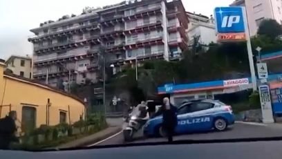 Rapallo, spacciatore in fuga sullo scooter si scontra con un'auto della Polizia