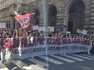 Genova, corteo e protesta di studenti e precari: "Basta tagli e stop al riarmo"