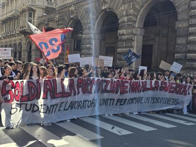 Genova, corteo e protesta di studenti e precari: "Basta tagli e stop al riarmo"