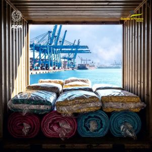 Genova, maxi sequestro nel porto: fermati oltre 200mila articoli illegali in 54 container
