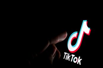 Genova, giovane arrestato dopo i messaggi a una minorenne su TikTok e WhatsApp