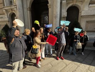 Piove in sala mensa, genitori delle scuole Salgari in protesta con bacinelle e secchielli davanti a Palazzo Tursi