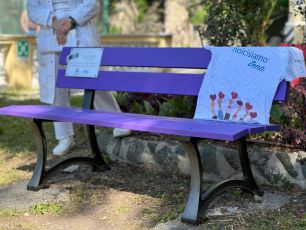 Inaugurata a Villa Scassi la 'panchina viola', un simbolo dedicato alle pazienti con tumore al seno metastatico