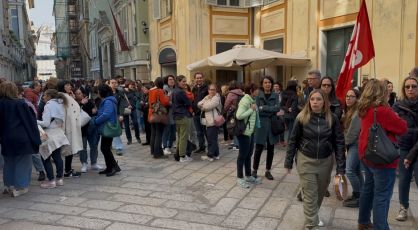 Piano assunzioni del Comune, centinaia in strada contro riduzione del personale e esternalizzazioni