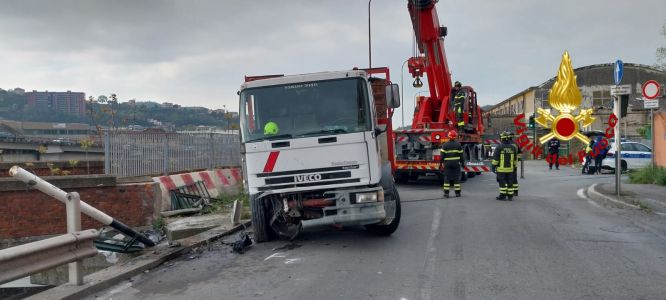 Trasta, camion finisce in bilico sul fiume: recuperato con l’autogrù dei Vigili del Fuoco