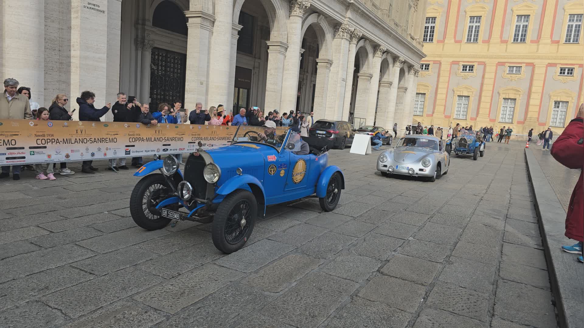 Coppa Milano-Sanremo, in piazza De Ferrari il passaggio di 90 auto storiche