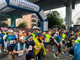 Mezza di Genova sotto una lieve pioggia, centinaia di corridori per le vie della città: vincono Aurora Bado e il kenyota Simon Thuku Muchai