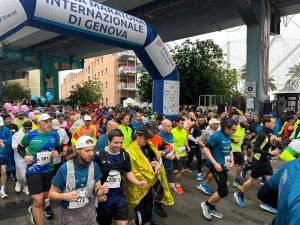 Mezza di Genova sotto una lieve pioggia, centinaia di corridori per le vie della città: vincono Aurora Bado e il kenyota Simon Thuku Muchai