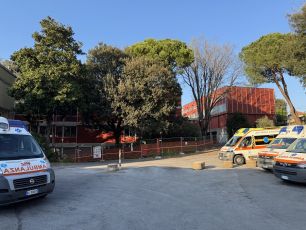 Scuola 2 Giugno, genitori preoccupati: "Cantiere ancora fermo". Ma si lavora al piano di rimozione amianto