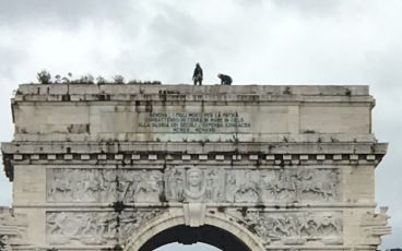 Genova: manutenzione 'acrobatica' sull'Arco di Piazza della Vittoria