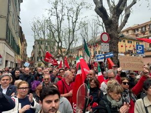 Solidarietà al sindacalista aggredito, in piazza a Sestri Ponente oltre 500 persone