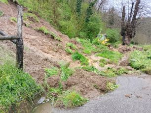 Frane e allagamenti a Dego dopo le piogge intense della notte, isolata una frazione