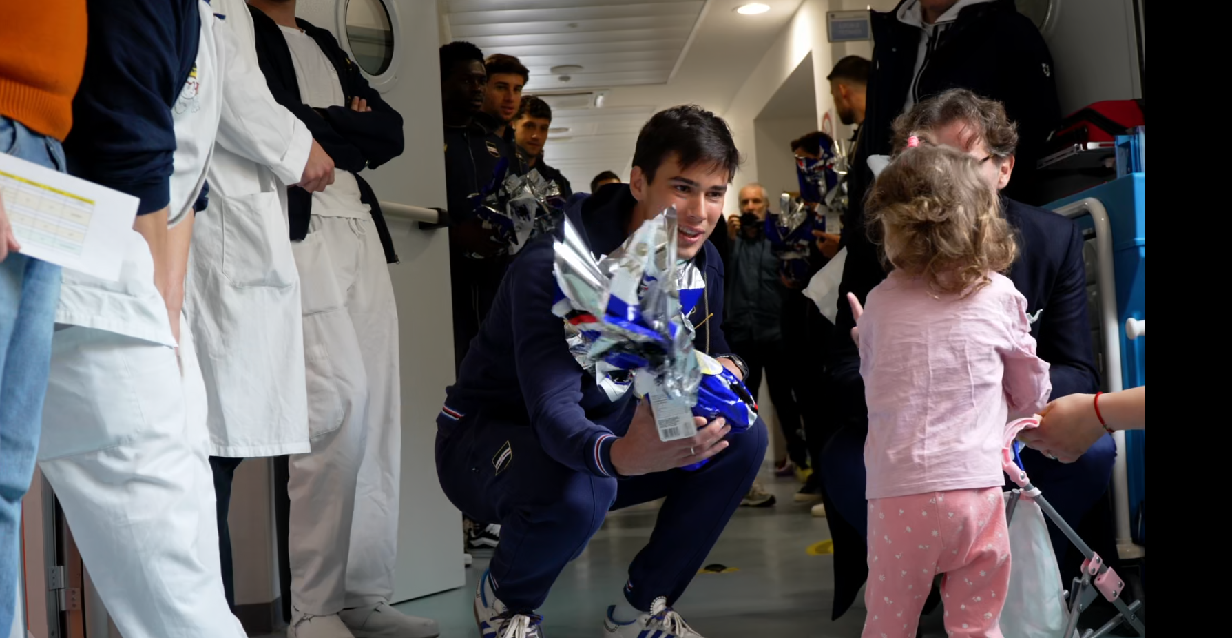 Sampdoria in visita al "Gaslini" per la Pasqua: uova e gadget ai piccoli ricoverati
