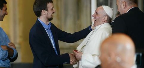 Morte di Papa Francesco: nel 2017 alla Guardia tra giovani, pesto e "collana di reste"
