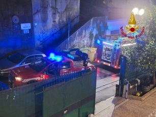 Genova, incendio nella notte: anziana si mette in salvo scendendo al piano inferiore