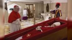 Morte Papa Francesco: funerali sabato 26 aprile sul sagrato di San Pietro. Da oggi cinque giorni di lutto nazionale. Da mercoledì l'omaggio dei fedeli