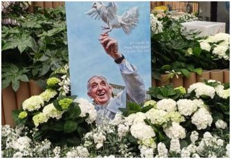 Aster ricorda Papa Francesco a Euroflora, installazione floreale nel Palasport di Genova