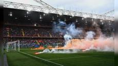 Genoa: i fumogeni costano 25mila euro di ammenda e la diffida, Vieira e Otoa fermati per un turno