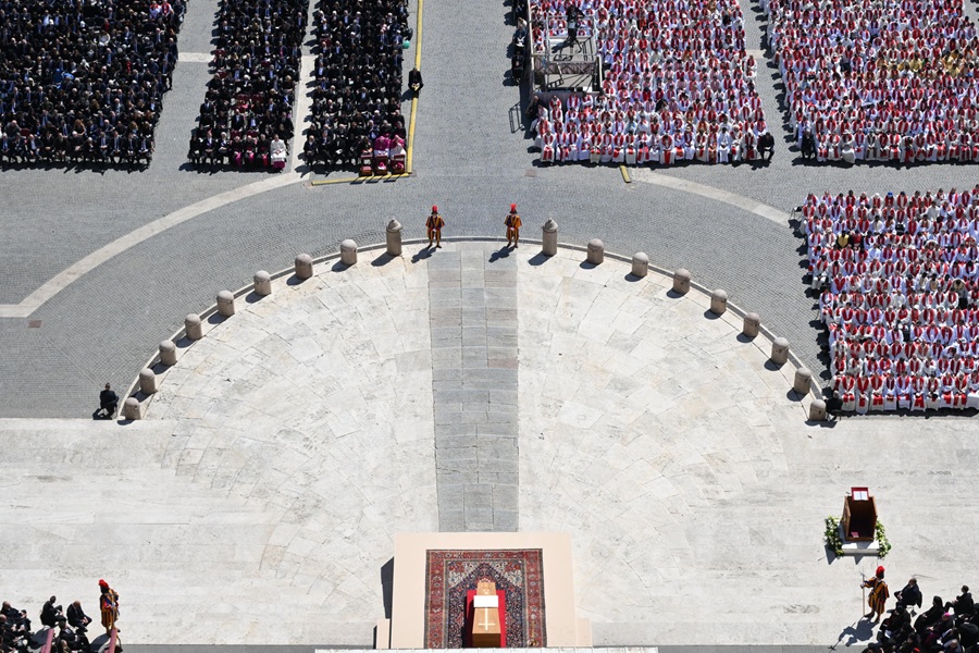 Funerali Papa Francesco, applausi da piazza San Pietro all'uscita del feretro. Il cardinale Re: "E' stato vicino agli ultimi della terra"