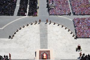 Funerali Papa Francesco, applausi da piazza San Pietro all'uscita del feretro. Il cardinale Re: "E' stato vicino agli ultimi della terra"
