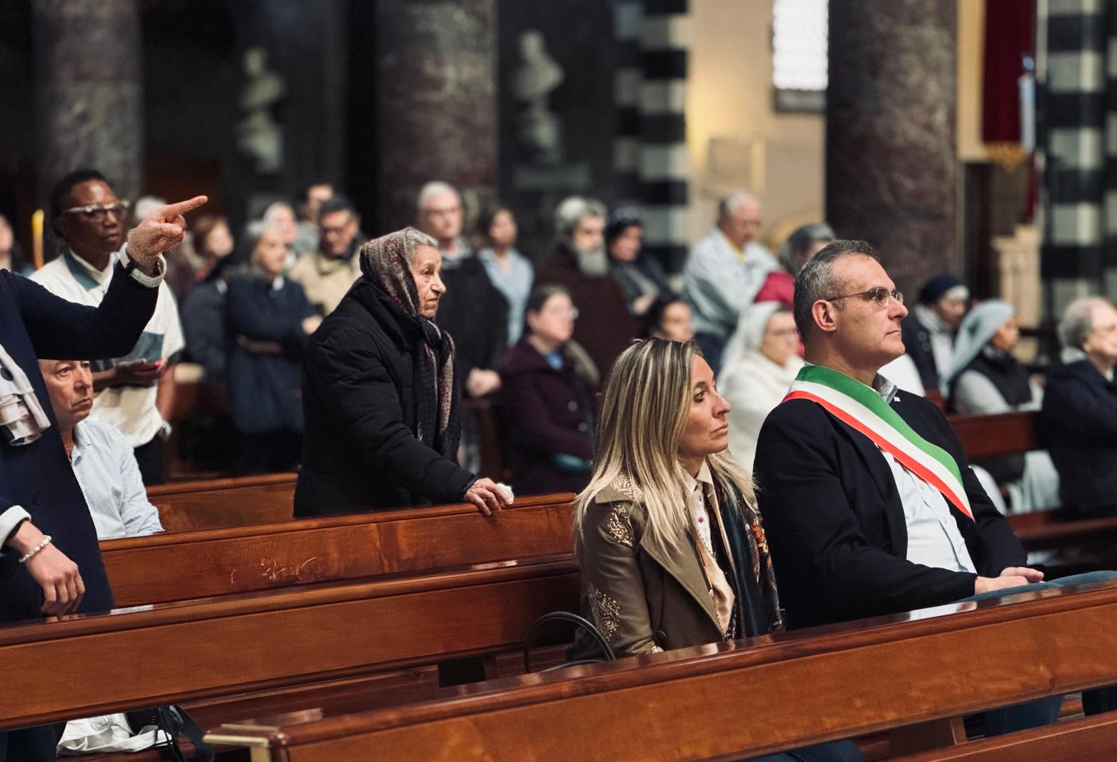 Genova si stringe in cattedrale, un addio commosso al Santo Padre