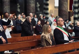 Genova si stringe in cattedrale, un addio commosso al Santo Padre