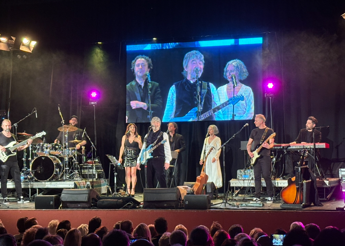 Drupi incanta Albenga: musica, ricordi e solidarietà al Teatro Ambra