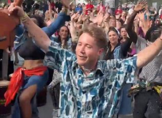 Musica, Alfa e Manu Chao: esce il 9 maggio il nuovo singolo "A me mi piace"