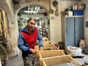 La scoperta: a Isola del Cantone l'artigiano che crea le biscaggine per i colossi delle crociere