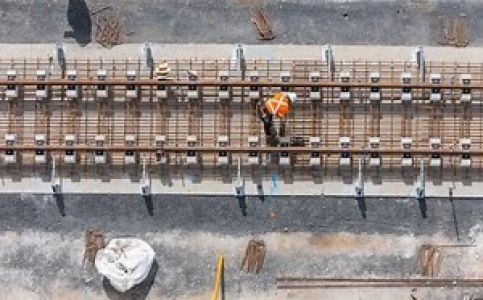 Webuild: posato il primo km di binari della metro che collegherà il futuro Aeroporto di Sydney alla città