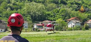 Parapendio finisce su un albero in Val Fontanabuona, uomo salvato dai vigili del fuoco