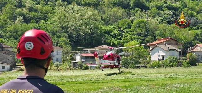 Parapendio finisce su un albero in Val Fontanabuona, uomo salvato dai vigili del fuoco