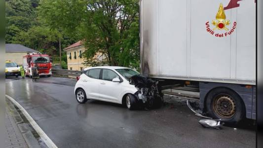 Genova: auto tampona camion e prende fuoco, illeso il conducente