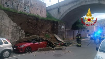 Genova, cede un muraglione a Sturla: travolte auto in sosta