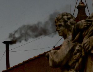 Conclave: fumata nera dopo la prima votazione, notte di meditazione per i cardinali chiamati a scegliere il nuovo Papa