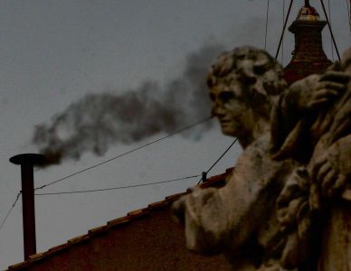 Conclave: fumata nera dopo la prima votazione, notte di meditazione per i cardinali chiamati a scegliere il nuovo Papa