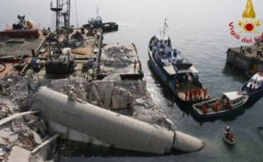Genova, crollo Torre Piloti: le sirene del porto suonano per le vittime della Jolly Nero