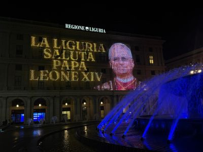 Il palazzo della Regione si illumina per Papa Leone XIV, omaggio a De Ferrari