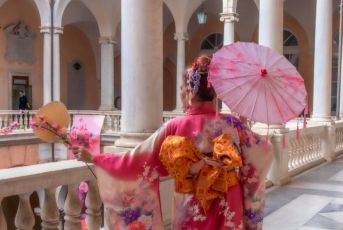 Genova, “Nati sotto il segno del Sakura”: storia d’amore tra sogno e realtà al Teatro Instabile 