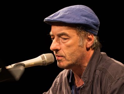 Imperia, omaggio a De André: prima nazionale de “La buona novella” con David Riondino al Teatro Cavour