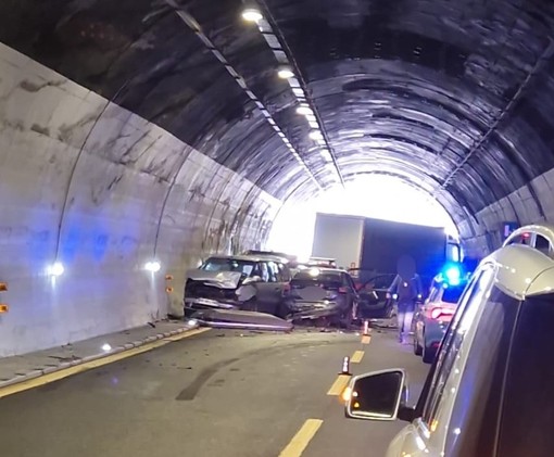 A10 , riaperto il tratto tra Ventimiglia e Bordighera dopo il maxi tamponamento : ferite sei persone