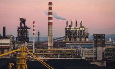 Ex Ilva, incendio altoforno dimezza la produzione: l'azienda chiede la cassa integrazione per 178 dipendenti a Genova