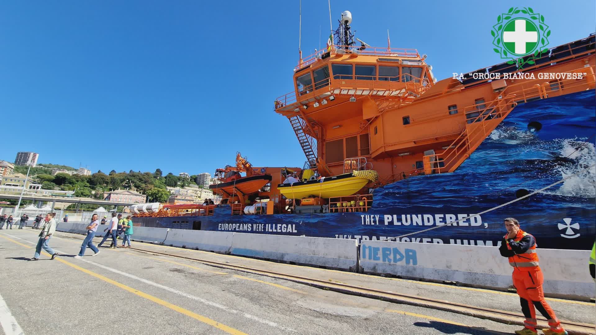 La nave Solidaire attracca al Ponte Colombo: in corso lo sbarco dei migranti, tra di loro due minori destinati a Genova