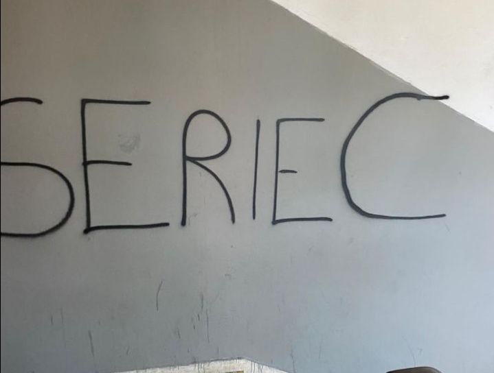 Frasi contro la Samp sui muri di Pegli, denunciato un giovane dopo la fuga dai Carabinieri