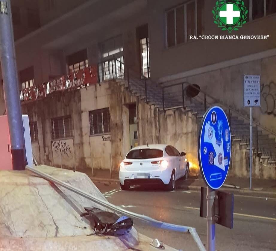 Genova, auto sbanda e sbatte su scalinata in corso Gastaldi: due feriti