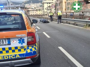 Genova, due incidenti in un’ora: scooteristi feriti e traffico in tilt
